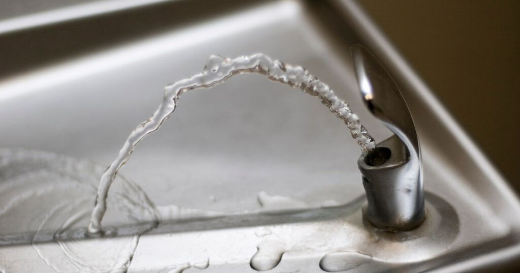 Conserto de Bebedouro no Rio de Janeiro | Assistência Perto de Mim vazamento de agua no bebedouro